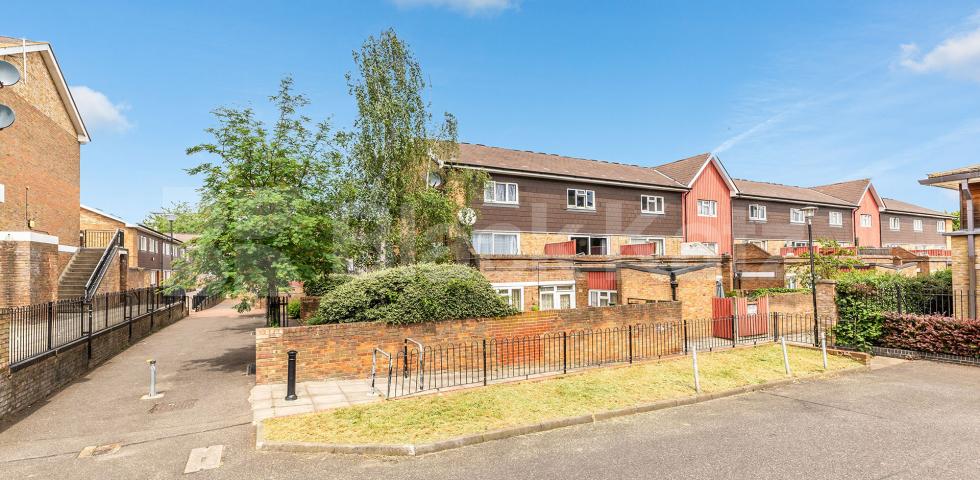 			GOOD FOR 3 SHARERS!, 2 Bedroom, 1 bath, 1 reception Maisonette			 Corporation Street , CALEDONIAN ROAD